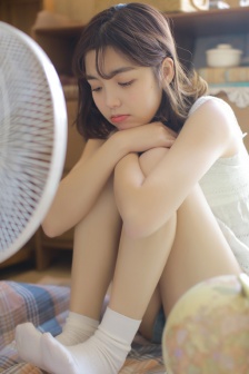 公交车猛的一个颠簸